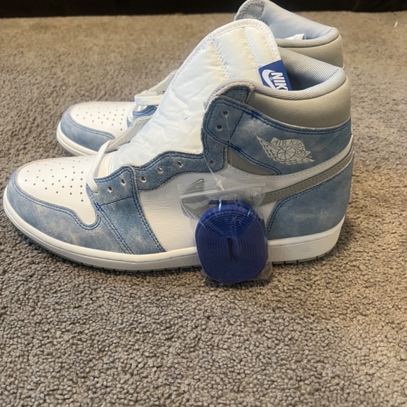 Size 12 Jordan 1 high of hyper royal - Picture 2 of 4